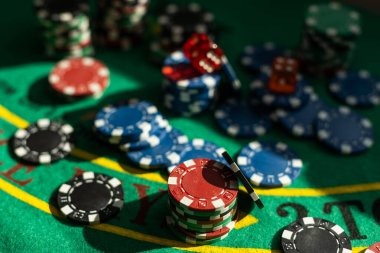 monpera toto mobile app interface showing football markets and live-dealer table options